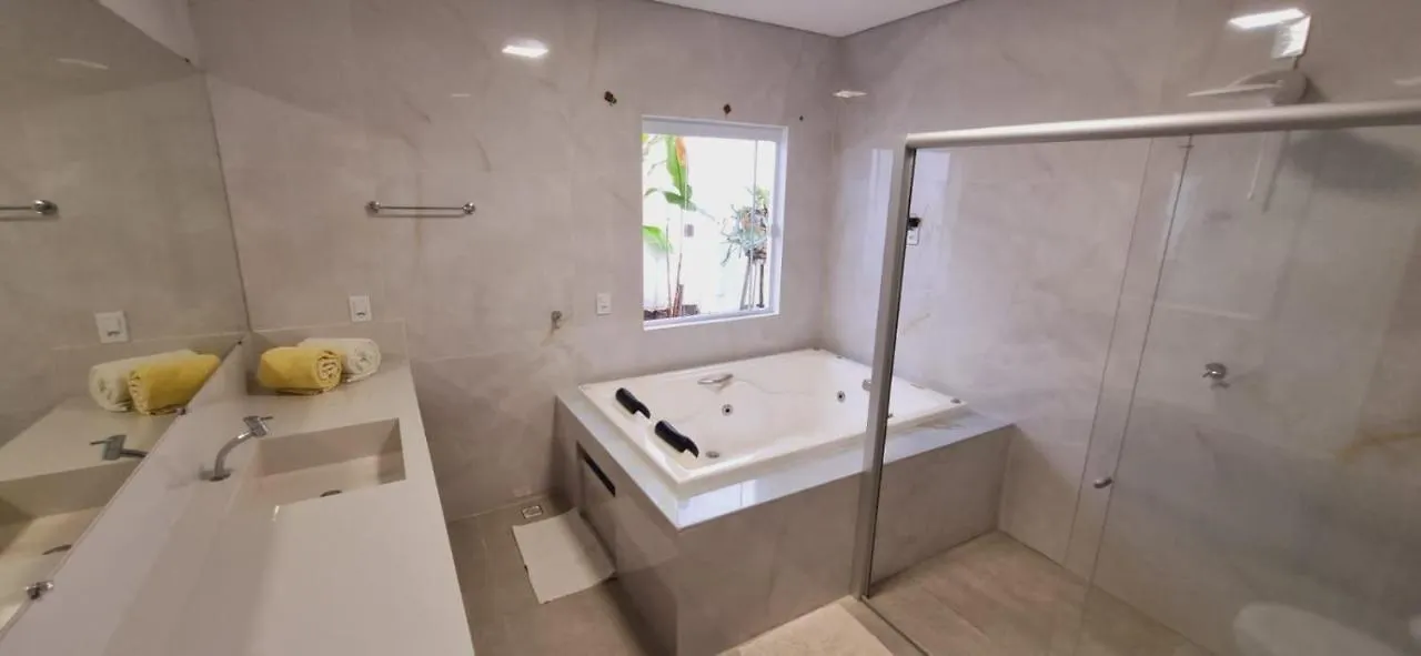 Dom wakacyjny Casa Em Taperapuan Com 3 Suites E Hidromassagem Porto Seguro